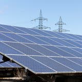 Die Energie der Sonne soll auch in Uri auf immer mehr Hausdächern genutzt werden. (Bild: Gaetan Bally / Keystone (Genf, 8. April 2019))