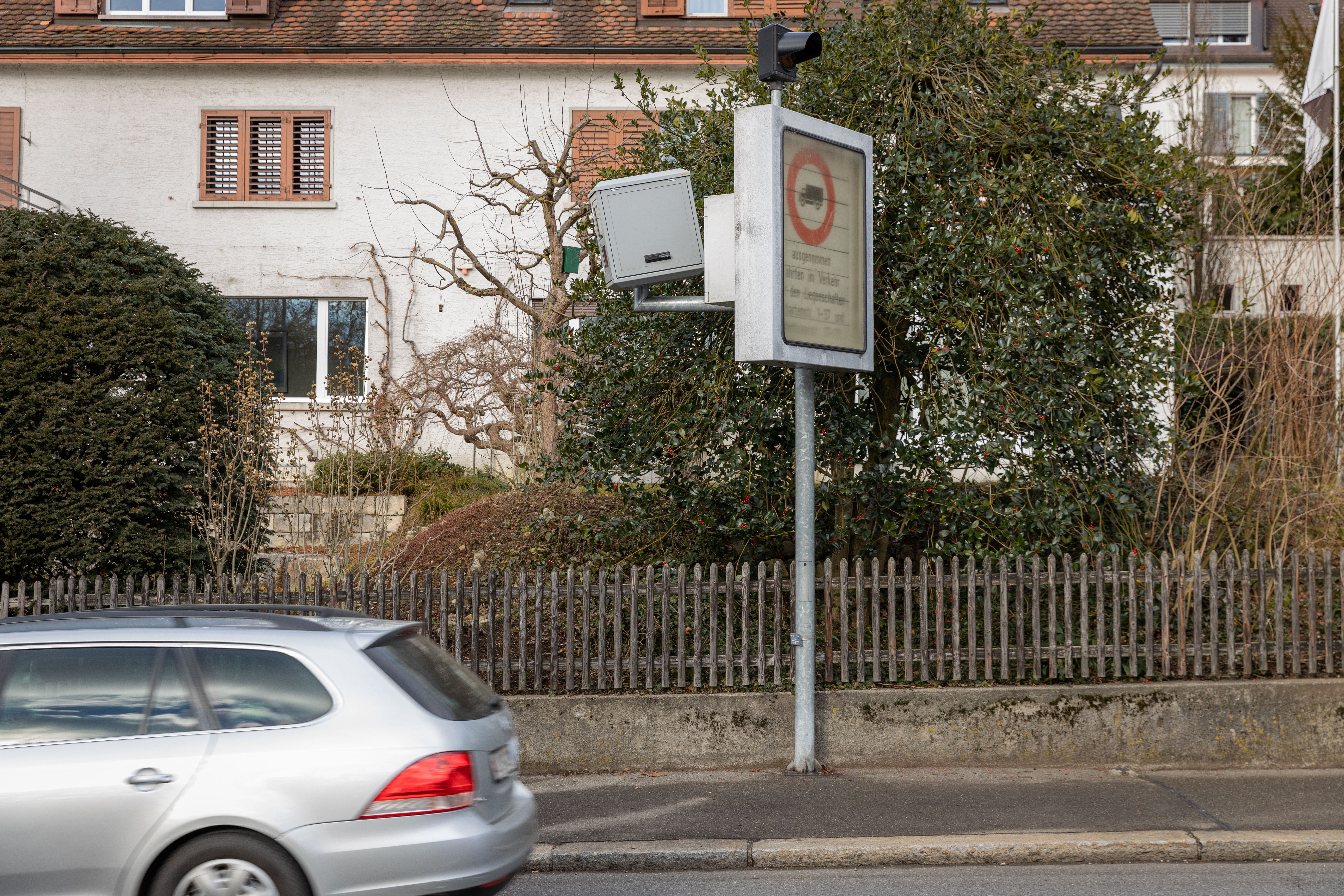 Die Fahrverbotskamera an der Schartenstrasse in Baden im Januar 2022, als sie noch in Betrieb war.