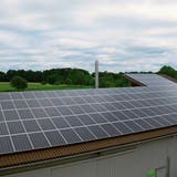 Erneuerbare Energie werden auf dem Dach eines Bauernhofs produziert. (Bild: PD)