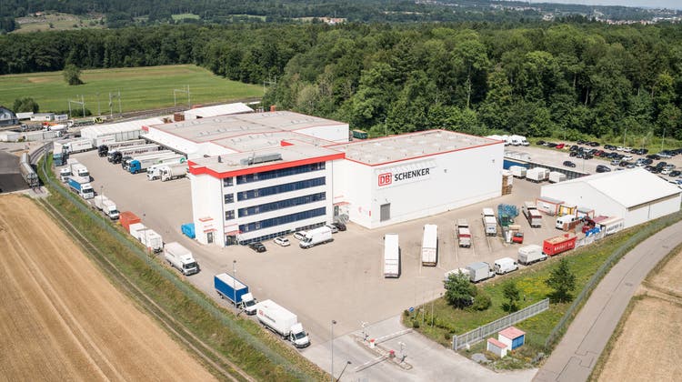 In der Schweizer Zweigniederlassung in Eiken beschäftigt DB Schenker derzeit 170 Mitarbeitende. (Bild: zvg)