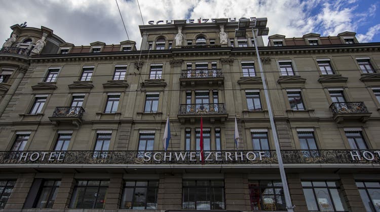 Schweizer Hoteliers sollen vor Knebelverträgen geschützt werden. Im Bild das Hotel Schweizerhof in Zürich. (Keystone)