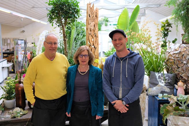 Drinnen im Grünen: Betriebsgründer Ignaz Helg mit Ehefrau Trudi und Sohn Roger, der mittlerweile die Leitung übernommen hat.