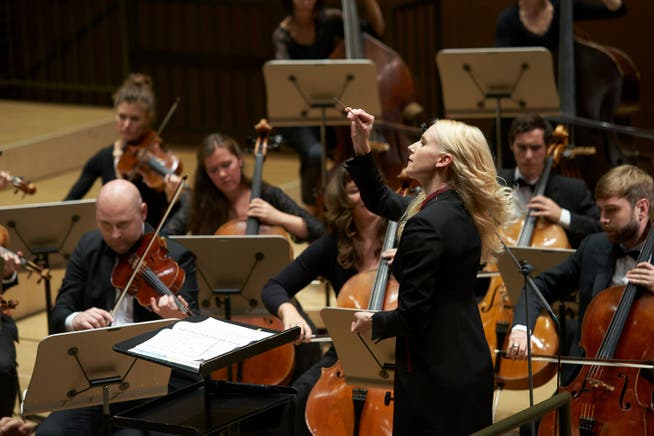 Dirigentin Lena-Lisa Wüstendörfer will Schweizer Sinfonik vor dem Vergessenwerden bewahren.