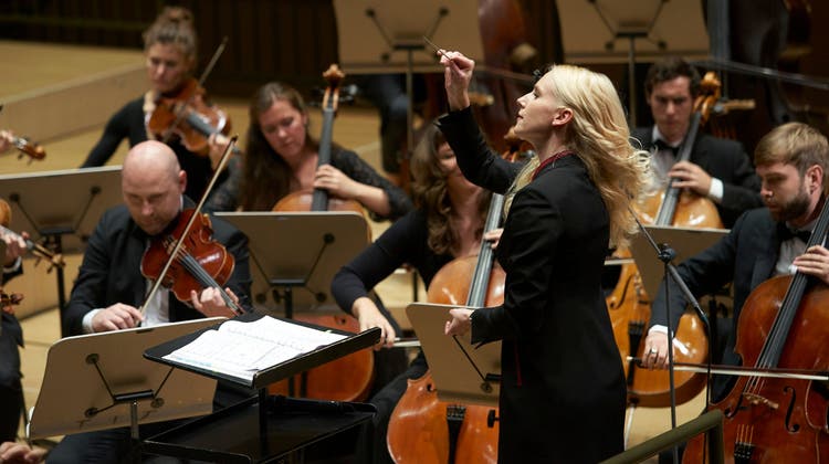 Dirigentin Lena-Lisa Wüstendörfer will Schweizer Sinfonik vor dem Vergessenwerden bewahren. (Bild: Dominic Buettner)