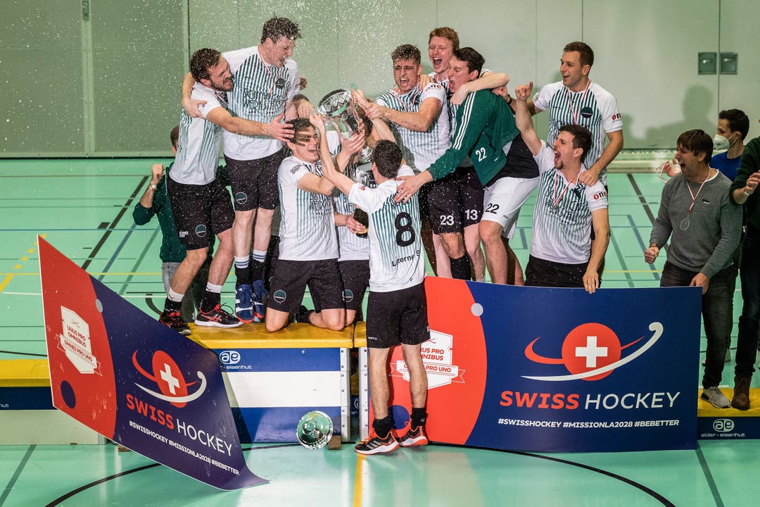 Die Luzerner Spieler feiern den Schweizermeistertitel nach dem Sieg im Final gegen den HC Rotweiss Wettingen.