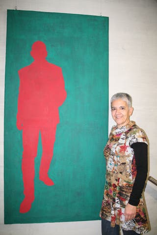 Bettina Costa mit dem Porträt ihres Mannes Toni Scherrer. 