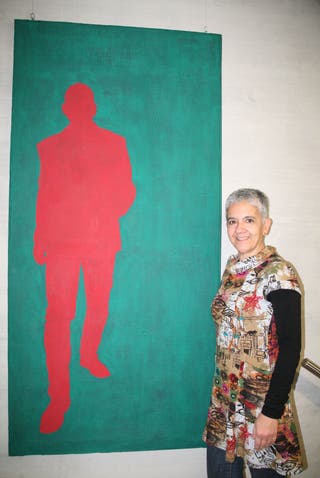 Bettina Costa mit dem Porträt ihres Mannes Toni Scherrer.