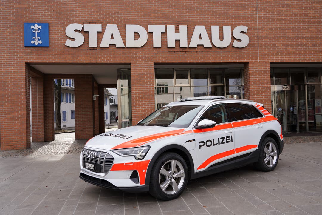 Seit Anfang Februar 2022 nennt die Stadtpolizei Dietikon den Audi E-Tron 55 Quattro ihr Eigen. Es ist das erste E-Auto der Stadtpolizei Dietikon. Am Montag, 7. Februar, hat die Stadt das Auto nun präsentiert.