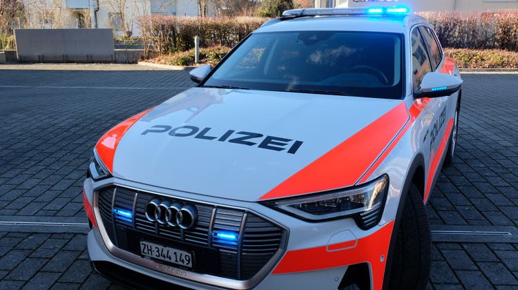 Am 7. Februar 2022 hat die Stadtpolizei Dietikon ihr neues E-Auto vorgestellt. Es ist ihr erstes E-Auto überhaupt. Es handelt sich um einen Audi E-Tron 55 Quattro, der alles in allem 120'000 Franken gekostet hat. (David Egger / Limmattaler Zeitung)