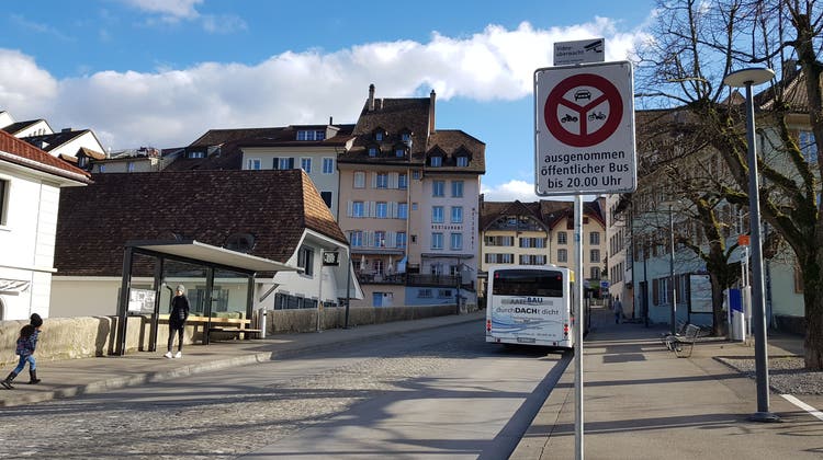 Die Einhaltung des Fahrverbots am Aarauer Zollrain wurde mit einer Kamera überwacht. (Bild: Nadja Rohner)