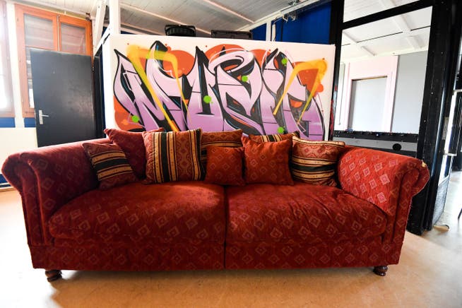 Ein Sofa und sonst eine stimmige Einrichtung; so lässt es sich im Jugendraum leben.