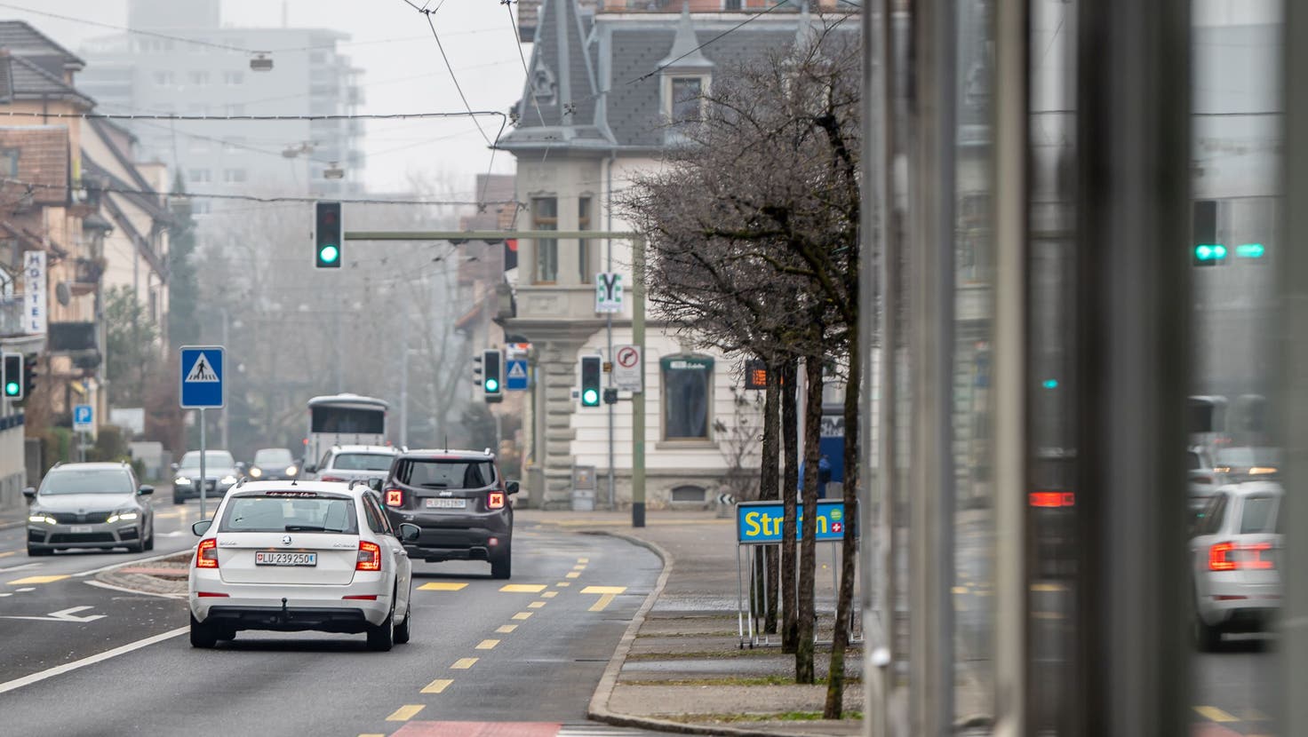 Entlang der Luzernerstrasse in Kriens müssen neue Lärmmessungen durchgeführt werden. (Bild: Nadia Schärli (16. 1. 2022))