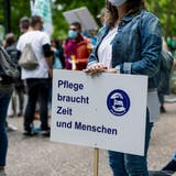 Klare Forderungen beim «Walk of Care» in Basel: Gesundheitspersonal fordert bessere Arbeits- und Lohnbedingungen für den Pflegeberuf. (Kenneth Nars)