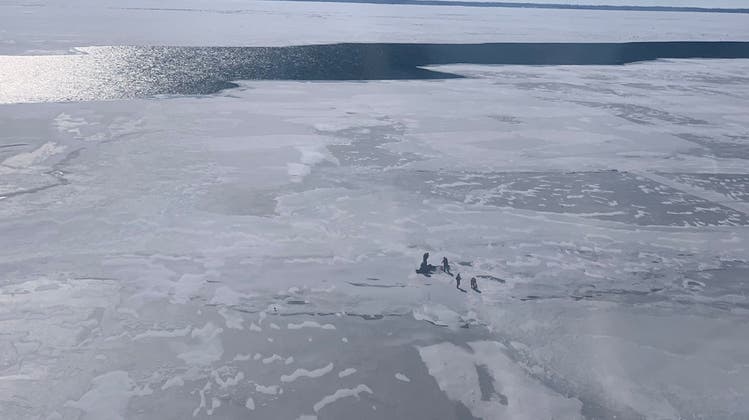 Mit Schneemobilen gestrandet: 18 Menschen von treibendender Eisscholle gerettet