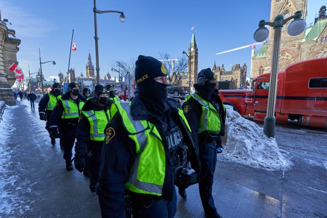 Police Officers On March In Ottawa: They Must End The Trucker'S Blockade.