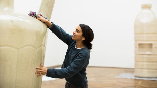 Alia Farid beim Aufbau ihrer Ausstellung «In Lieu of What Is» in der Kunsthalle Basel.