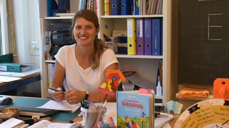 Von der Goldmedaillen-Gewinnerin zur Lehrerin in vier Jahren: Denise Feierabend in ihrem Klassenzimmer in Vilters, SG. (Bild: PD/ Patricia Hobi)