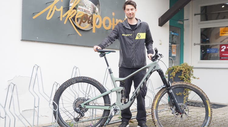 Der Bike Point in Zeiningen, hier Inhaber Michi Fuchs, spürt derzeit, dass der Velo-Boom aus Pandemiezeiten vorbei ist. (Hans Christof Wagner (19. März 2021))