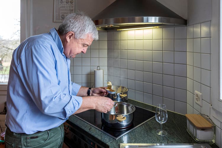 Gourmet editor Urs Bader prepares spaghetti with monkfish. 