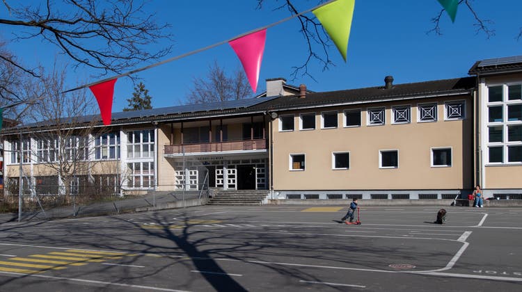 Das bestehende Schulhaus Allmend in Horw. (Bild: Eveline Beerkircher)