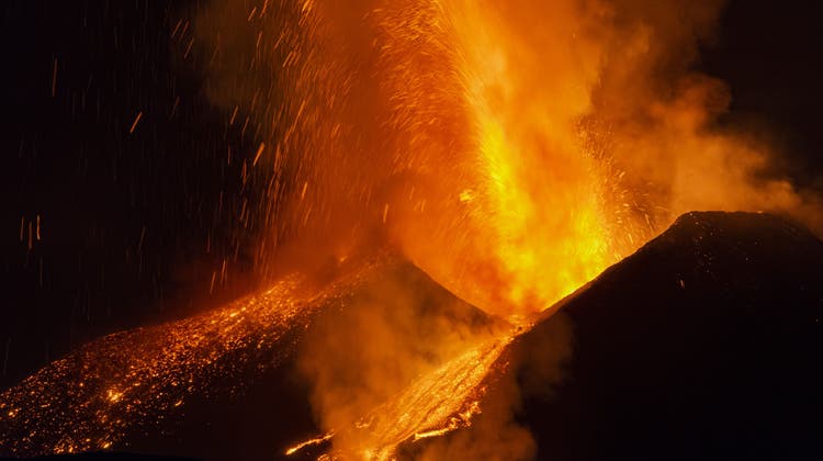 Der Vulkan Ätna auf Sizilien ist wieder ausgebrochen. (Salvatore Allegra / AP)