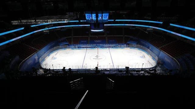 Das Eishockey-Feld in Peking hat die NHL-Norm und ist nur 26 Meter breit. (EPA)