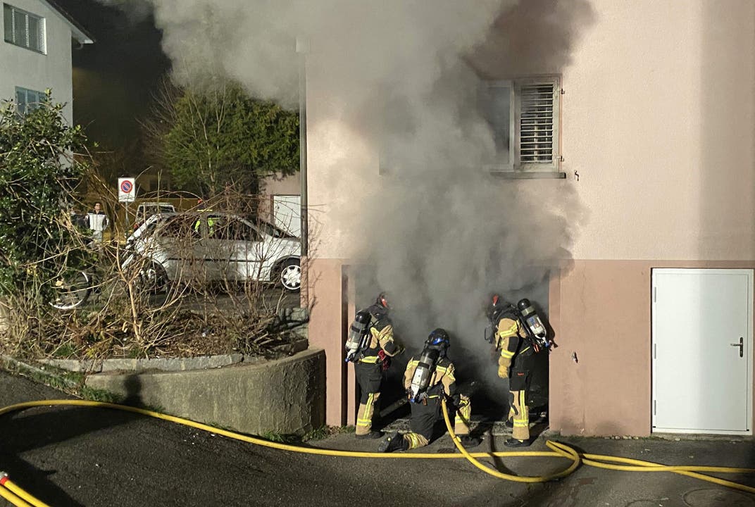 Suhr, 13. Februar: In zwei Garagenboxen eines Mehrfamilienhauses fängt Papier Feuer. Der Schaden hält sich gemäss Kantonspolizei in Grenzen.