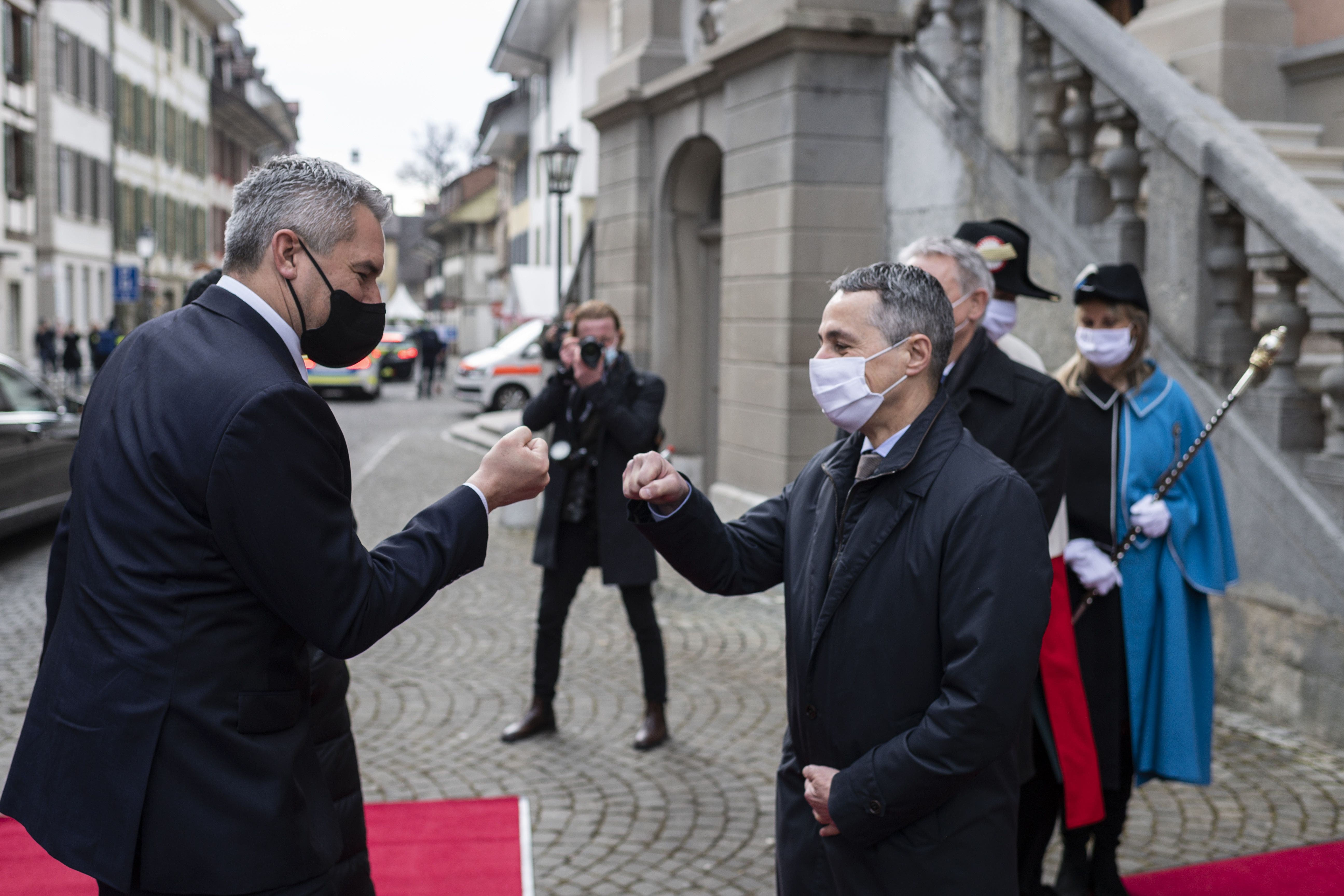 Bundespräsident Cassis begrüsst den österreichischen Bundeskanzler Karl Nehammer mit einer Faust in Zofingen.