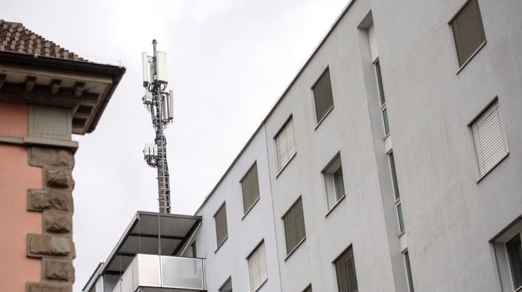 Das Streitobjekt: die Mobilfunkantenne auf dem Gebäude an der Lauriedstrasse 1. (Bild: Maria Schmid (Zug, 11. Februar 2022))
