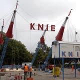 Aufbauarbeiten des Zirkus Knie beim Rythalleareal Solothurn 2006. (Hanspeter Baertschi)