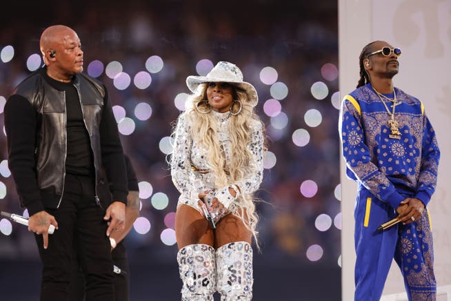 Im SoFi-Stadion im kalifornischen Inglewood fand am Sonntag der Super Bowl statt - mit Musikauftritten von Dr. Dre, Mary J. Blige und Snoop Dogg (von links).
