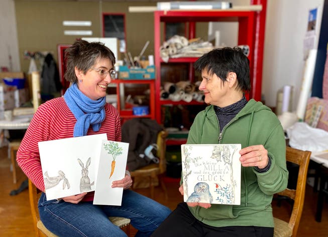 Christine Gsell und Anna Schindler zeigen in ihrem Atelier in Zürchersmühle ihre Zeichnungen und ein älteres Exemplar für das Buch «Die kleine Milla». 
