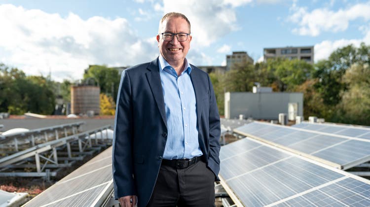 Markus Blättler, CEO der SWL Energie AG und Präsident des Verbandes der Aargauischer Stromversorger, fotografiert auf dem Dach des Firmengebäudes in Lenzburg. (Claudio Thoma)