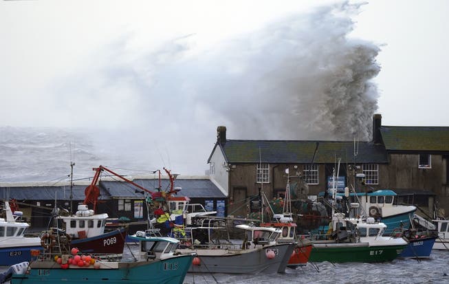 Sturmtief «Eunice» sorgt für meterhohe Wellen in der südwestenglischen Kleinstadt Lyme Regis.