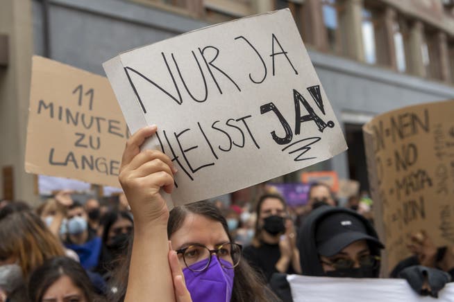 Eine Demonstrantin setzt sich für die «Nur-Ja-heisst-Ja»-Lösung beim Sexualstrafrecht ein. 