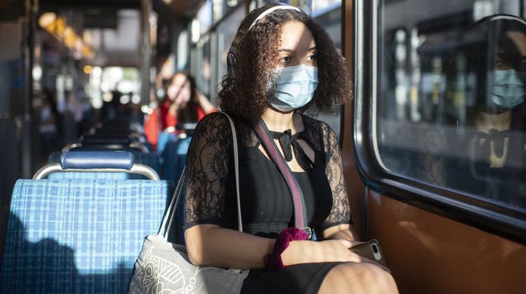 Im öffentlichen Verkehr gilt die Maskenpflicht noch bis Ende März. (Keystone)
