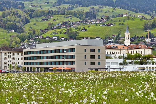 Ein blumiges Jahresergebnis für das Kantonsspital Obwalden liegt vor. 