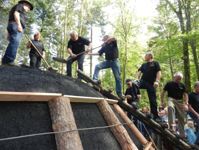 Im Oktober 2012 fand das erste Köhlerfest in Kaisten statt. Freiwillige halfen mit, den Kohlemeiler beim Forsthaus Äsple zu entzünden.