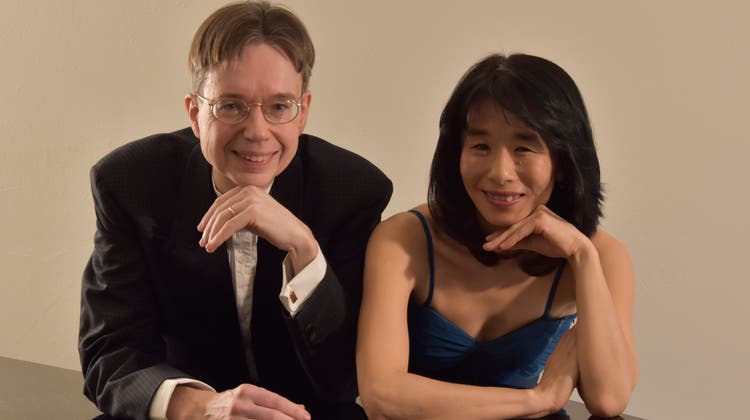 Bei Teemu (l) und Junko Holma wird die Musik gross geschrieben. Am Samstag organisieren sie gleicht vier Klavierkonzerte in Aarau. (zvg)