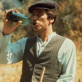Musste auf Sizilien untertauchen: Michael Corleone (Al Pacino, Mitte) mit seinen Leibwächtern in «Der Pate». (Bild: Praesens Film)