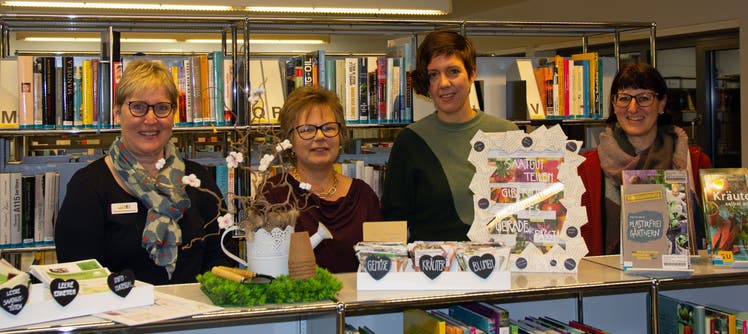 Sie freuen sich über die neue Saatgut-Bibliothek: Claudia Schellenberg, Edith Schwarz, Nicole Egloff und Andrea Wagenhofer (von links).