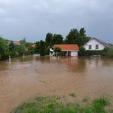 Das Wasser aus dem Mülibach floss im vergangenen Sommer durch den Dorfkern in Küttigkofen und beschädigte zahlreiche Liegenschaften. (zvg/Niklaus Fischer)