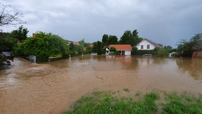 Das Wasser aus dem Mülibach floss im vergangenen Sommer durch den Dorfkern in Küttigkofen und beschädigte zahlreiche Liegenschaften. (zvg/Niklaus Fischer)