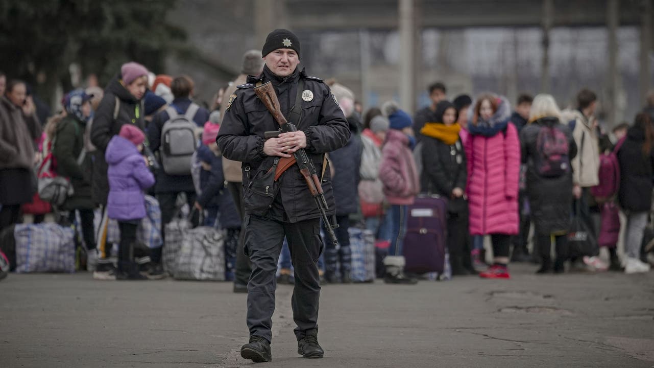 In der Region Donezk wollen hingegen viele Leute in Richtung Kiew fahren. In Kostiantynivka warten sie auf einen Zug, während ein ukrainischer Polizist patrouilliert.