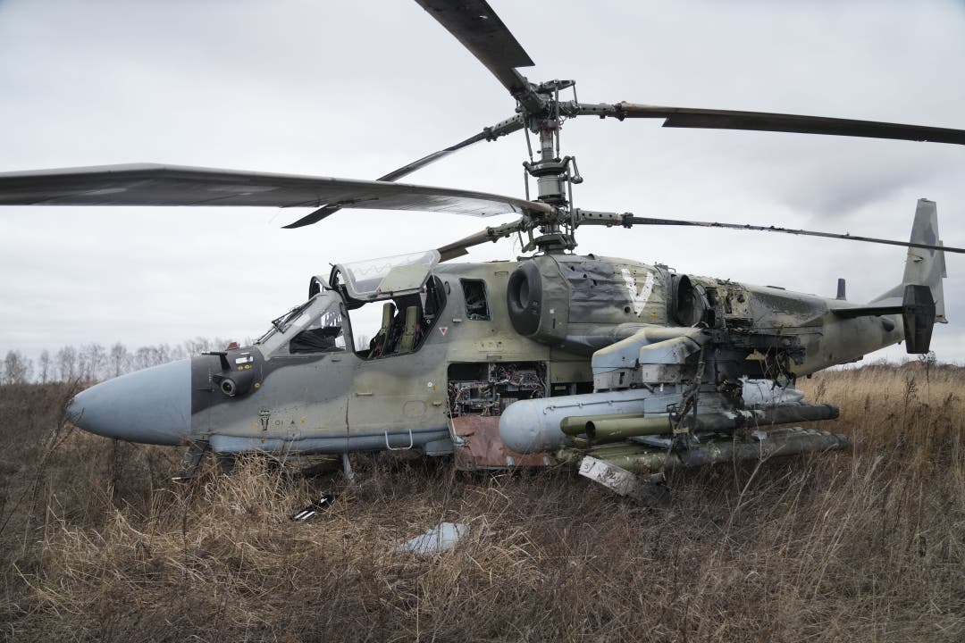 Ein russischer Ka-52-Helikopter, der ausserhalb Kiews zur Landung gezwungen wurde.