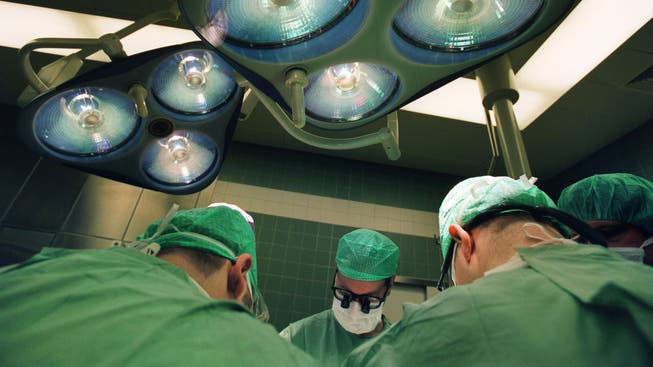 En algunas áreas de especialidad, como cardiología, ortopedia o urología, existe una sobreoferta no solo de pacientes hospitalizados, sino también de atención ambulatoria. Basilea ahora quiere reducir la densidad de médicos allí de manera específica.