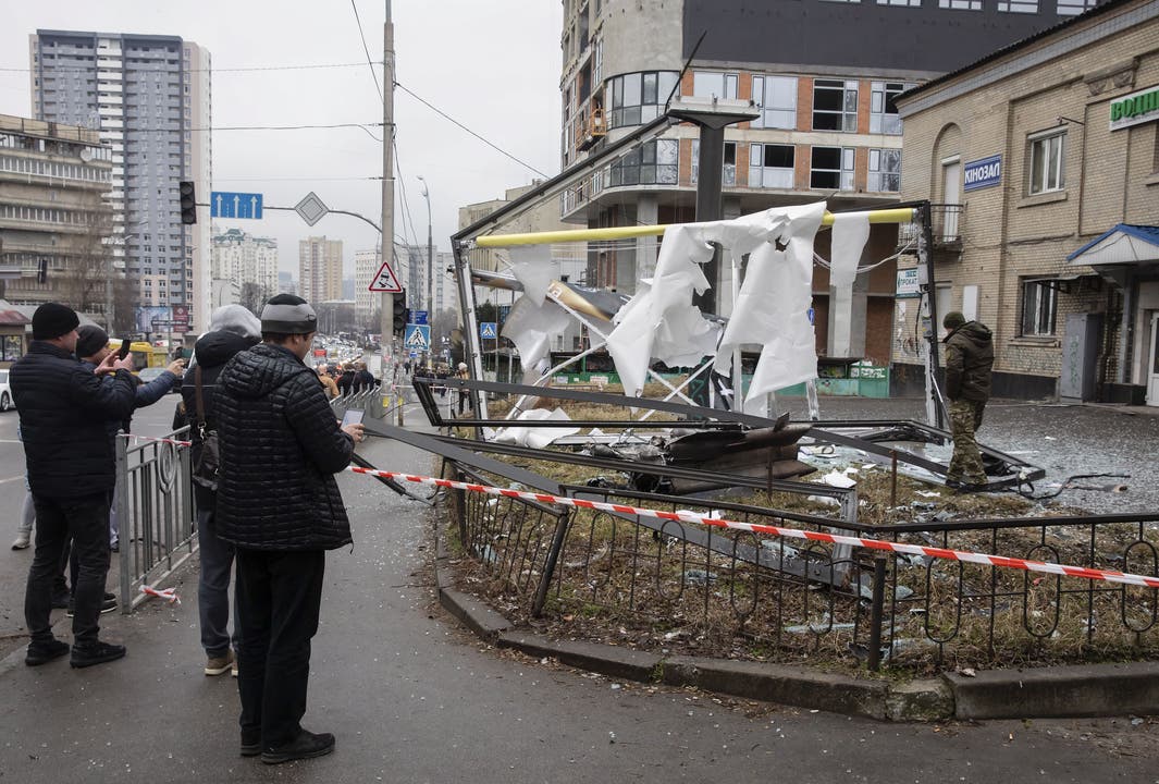 Bilder nach ersten Explosionen am Donnerstag in Kiew.