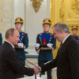Orden und Millionen für den ersten Dirigenten Russlands: Wladimir Putin ehrt Dirigent Valery Gergiev. (Sergey Guneev / Sputnik)