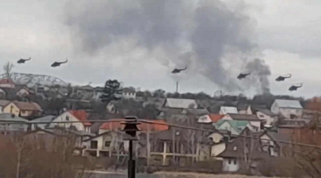 Russische Helikopter über Kiews Stadtrand, zu sehen auf einem Screenshot aus Videomaterial der ukrainischen Polizeibehörde.