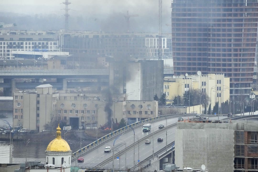 Rauch und Flammen in der Nähe eines Militärgebäudes in Kiew.